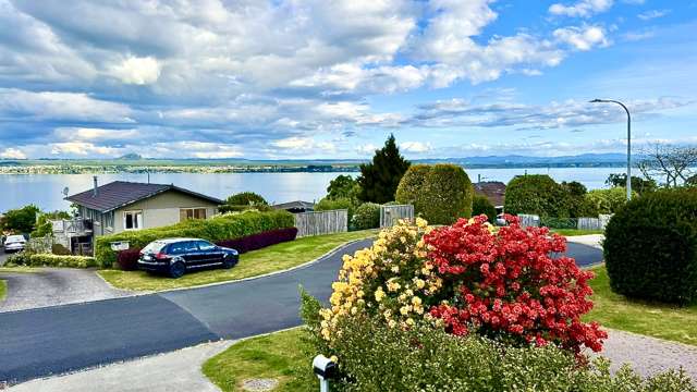 Perfect Taupo Holiday Home With Close Lake Views