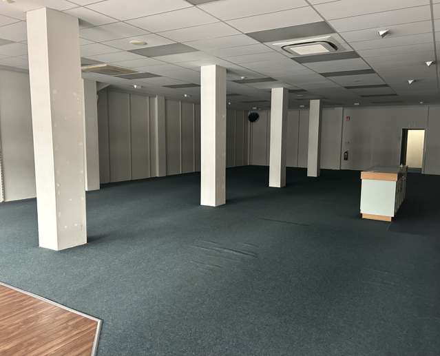 Large retail shop in central location