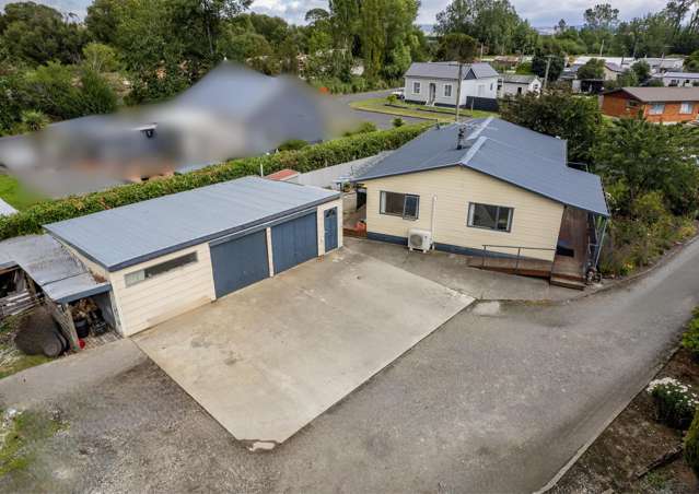 Low-Maintenance Living with Exceptional Garaging!