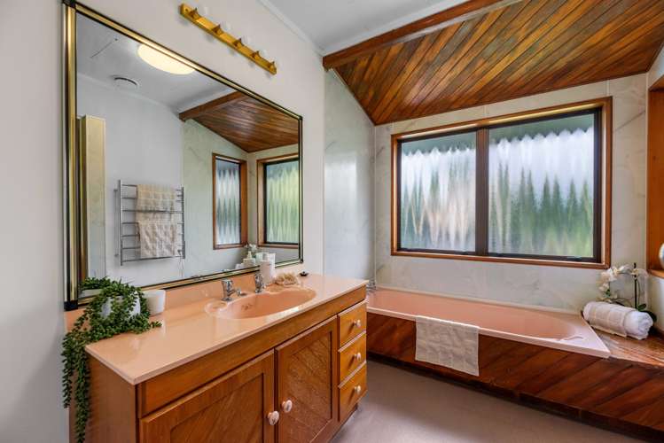 8 Sunny Bay Road Matua_8