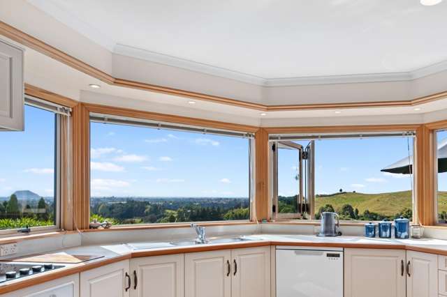 City-close Country Living with Shed and Views