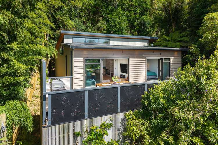 892 West Coast Road Waiatarua_18