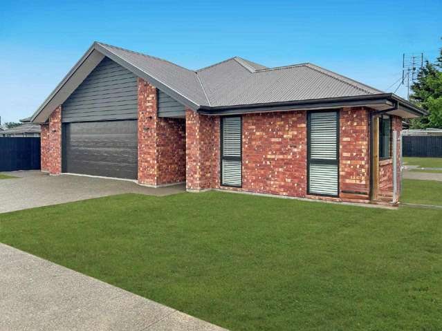 LEESTON   THREE BEDROOMS, TWO BATHROOMS, DOUBLE GARAGE