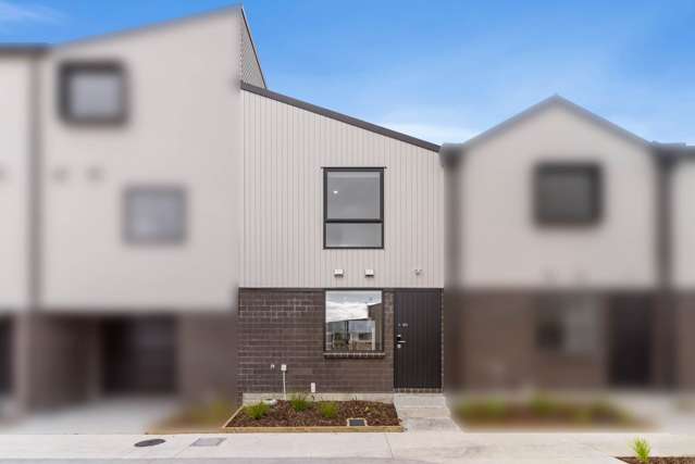 Modern 2 Bedroom, 1.5 Bathroom Townhouse in Pr...