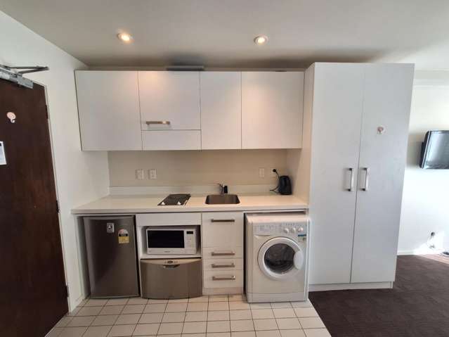 Modern One-Bedroom Apartment in the Prestigious Quadrant – City Views & Resort-Style Amenities