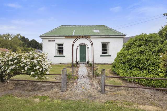 Charming Middlemarch Cottage on a Large Section