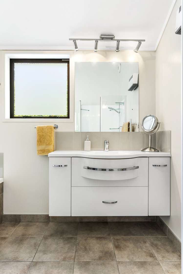 16 Omana Esplanade Maraetai_25