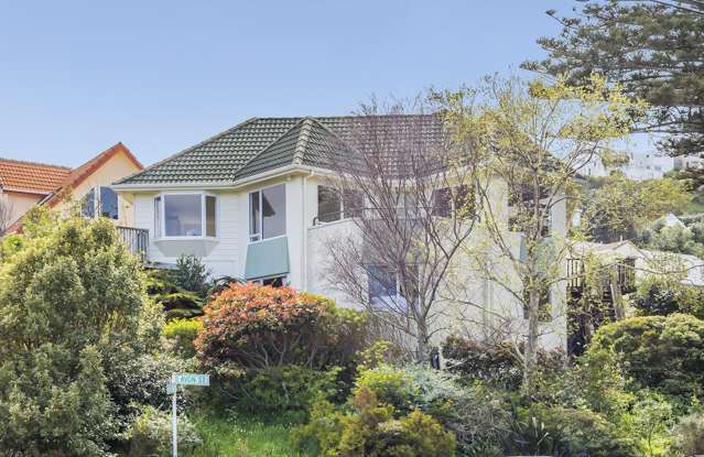 SUNNY, SPACIOUS, CLOSE TO SHOPS