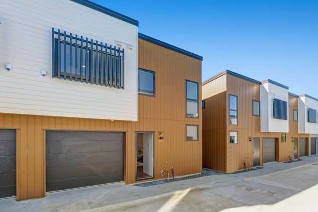 Modern Living - Stunning Homes with water view