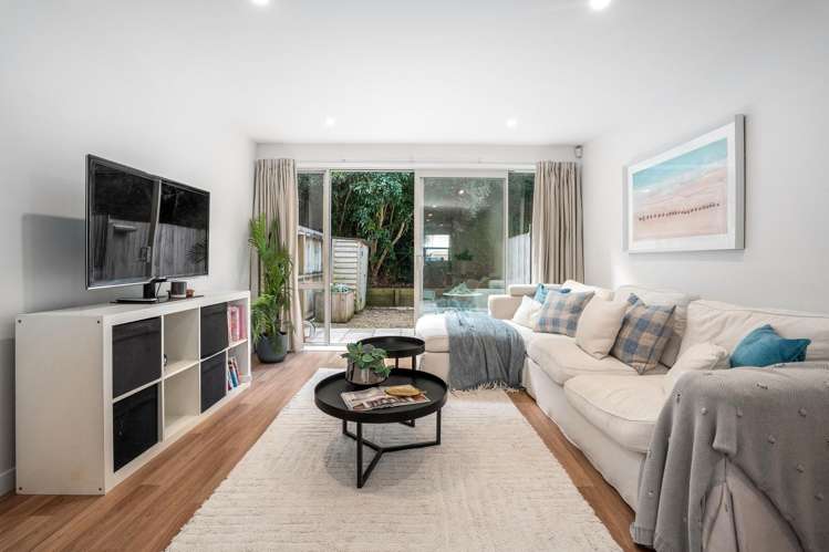 11/8 Thatcher Crescent, Crofton Downs_6