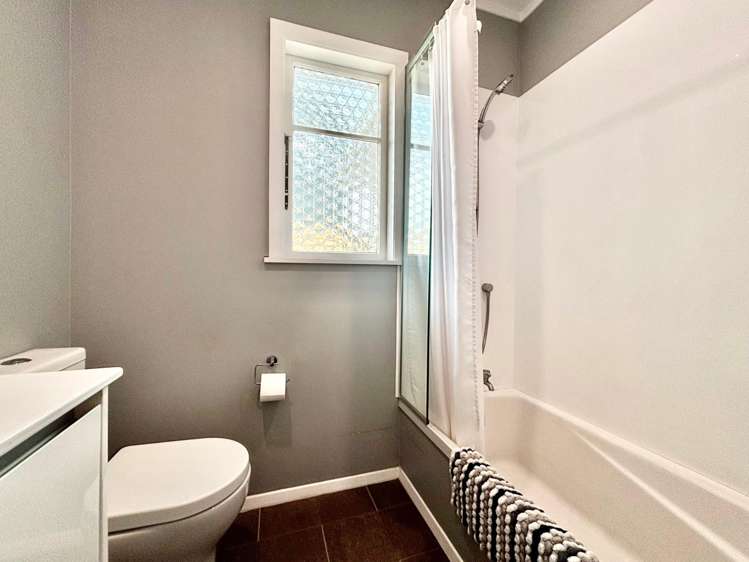 105 Main Road Wainuiomata_7