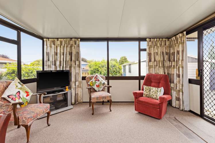 1402 Warwick Place Mayfair_5