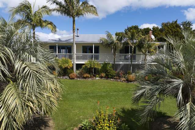 Sun-Filled Queenslander Elegance by the Golf Course