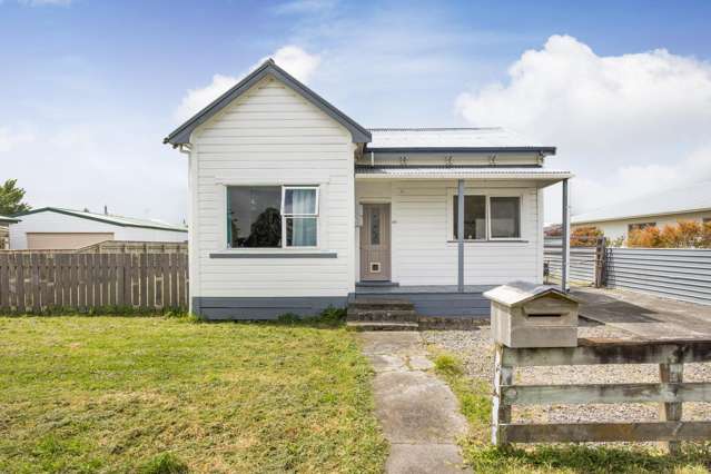 Renovator’s Dream – Close to Town!