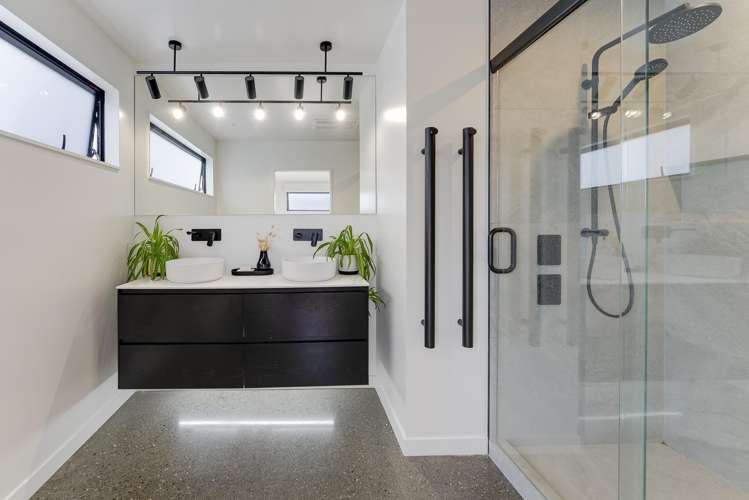 16 Hanworth Road Richmond_13