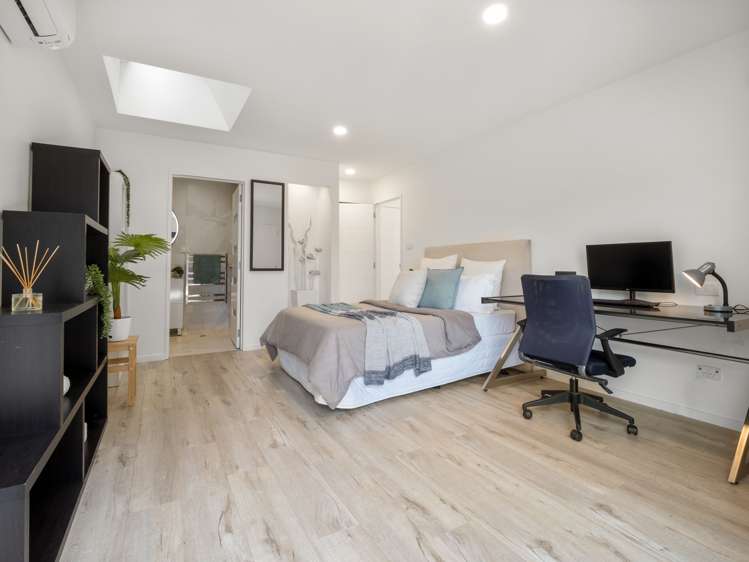 5A Holland Avenue Point England_19