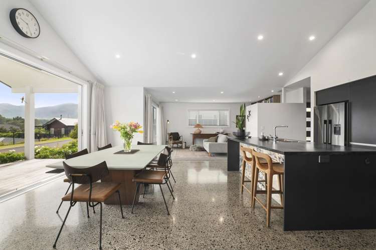 5 Azalea Lane Waipahihi_1