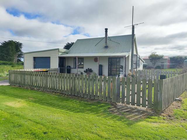 Coastal Retreat at Colac Bay!