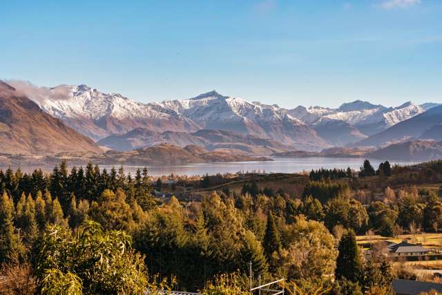 Uninterrupted Lake and Mountain Views in Wanaka