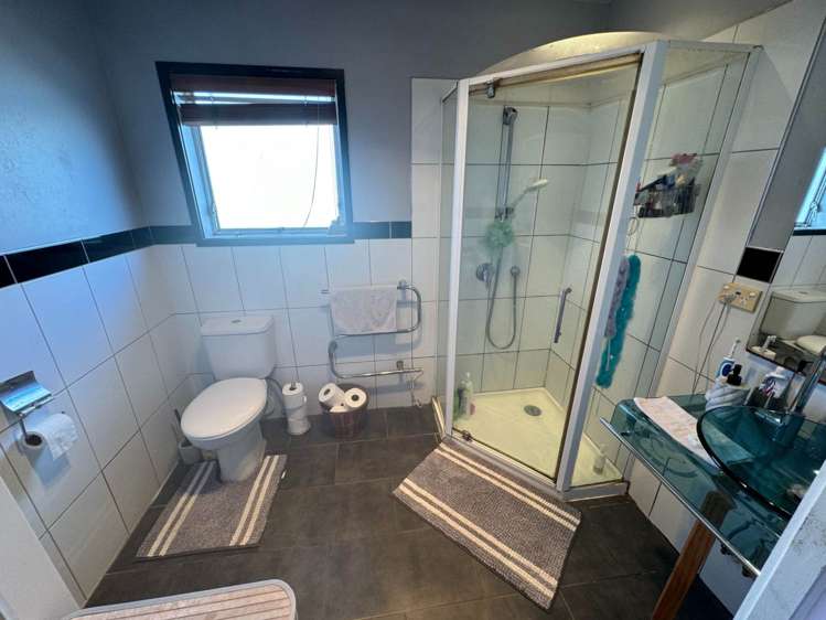 63 Sheridan Drive New Lynn_15