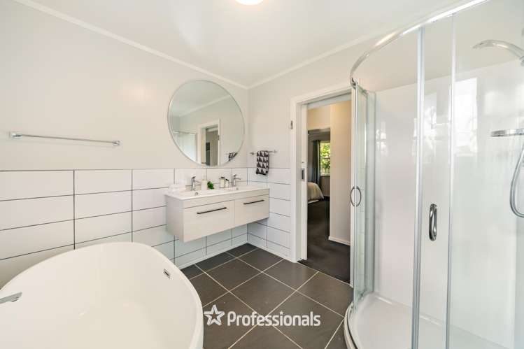 190 Dowse Drive Maungaraki_13