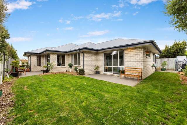 Low Maintenance Living Near the Lake!