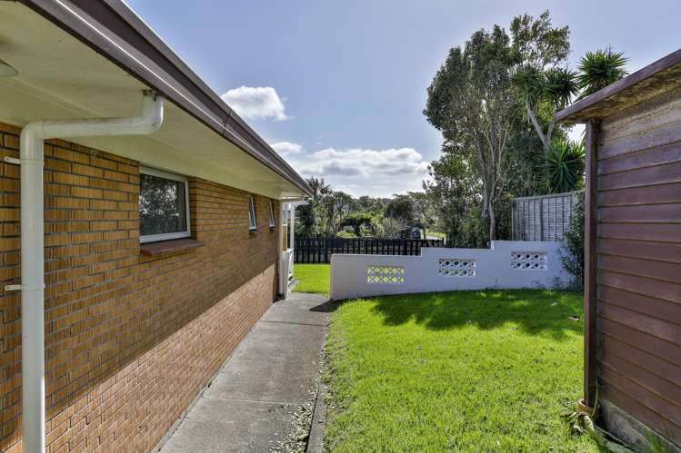 2/5 Vivian Wilson Drive Eastern Beach_17