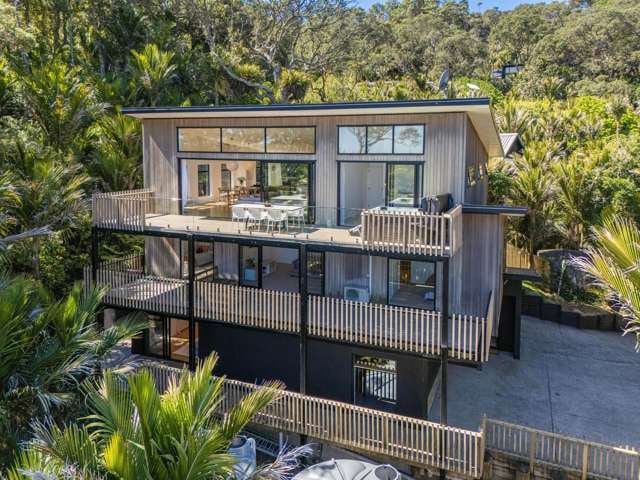 Contemporary Masterpiece in the Heart of Muriwai