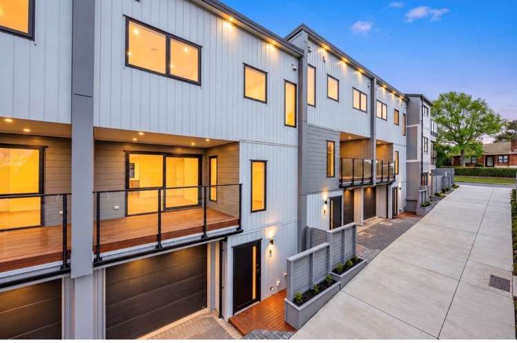 2/17 Peverill Crescent_0