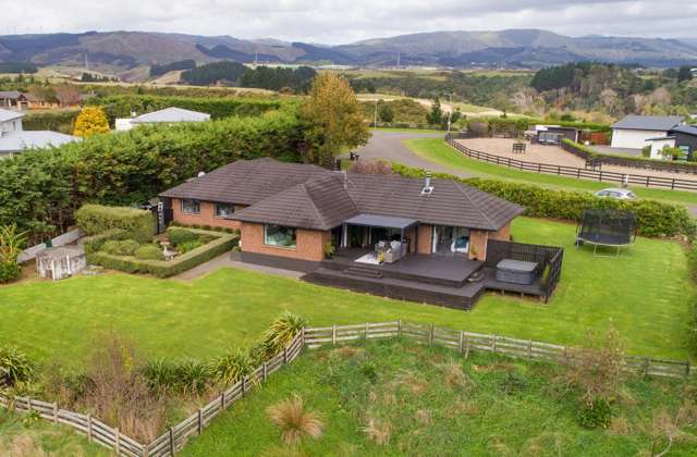 Wow - stunning views on 3804m2
