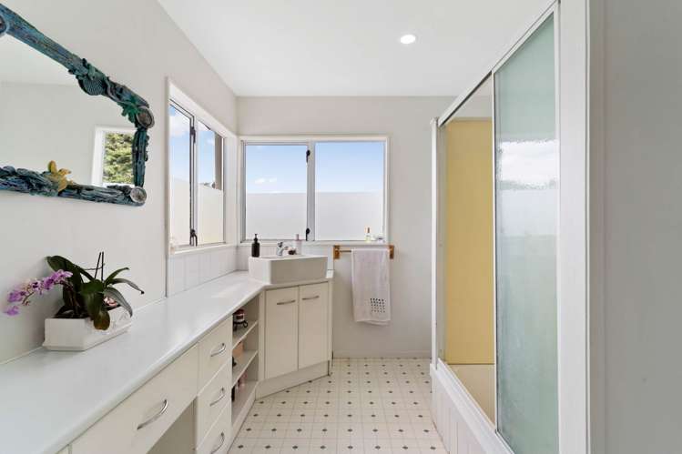 8 Lookout Drive Laingholm_15