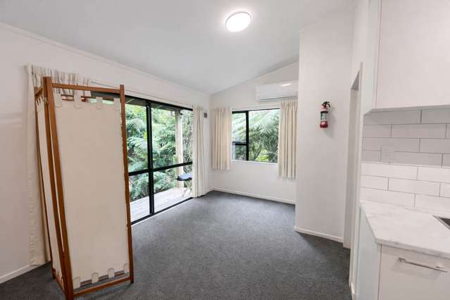 416 Scenic Drive Waiatarua_3