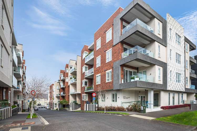 303/64 Surrey Crescent_2