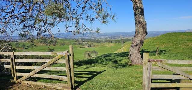 Te Puna bliss: sweeping views, tranquil living