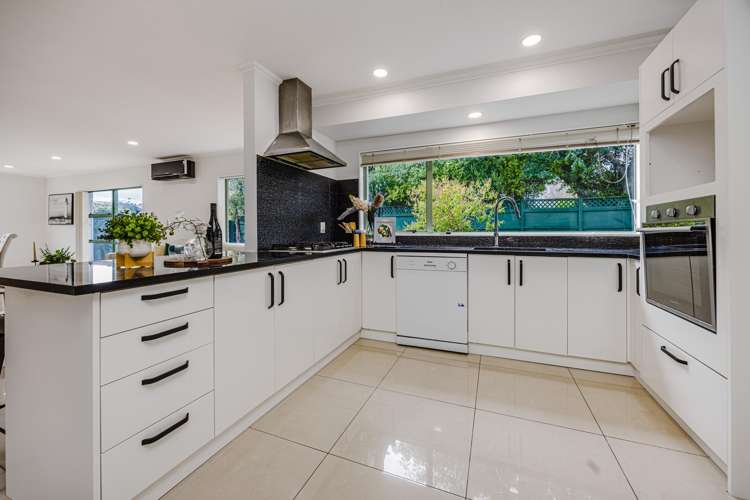 16 Cumbrian Place, Conifer Grove Takanini_13