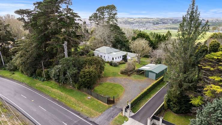 The rundown Imrie Avenue home, in Mangere, Auckland, sold at auction for <img.01m. Photo / Supplied