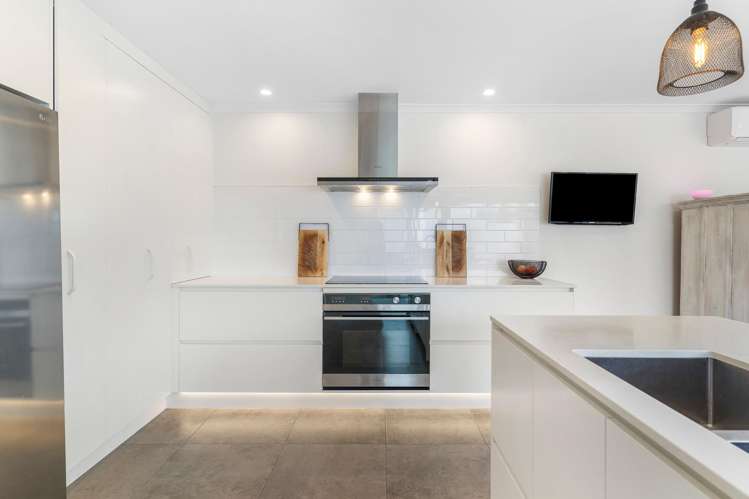 6 Crossland Place Maraetai_12