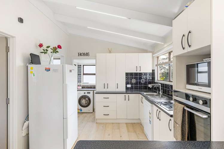 8 Dobell Road Stanmore Bay_11