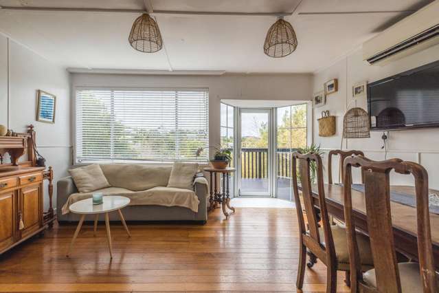 Sunny Surfdale cottage with future potential