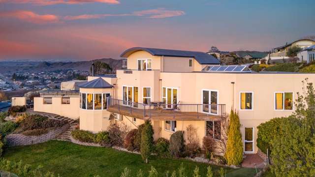 COMMANDING VIEWS & EXCEPTIONAL FAMILY LIVING