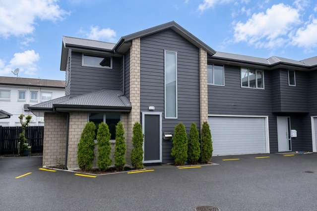 Contemporary Comfort in the Heart of Hamilton – 3 Bedrooms + Double Garage