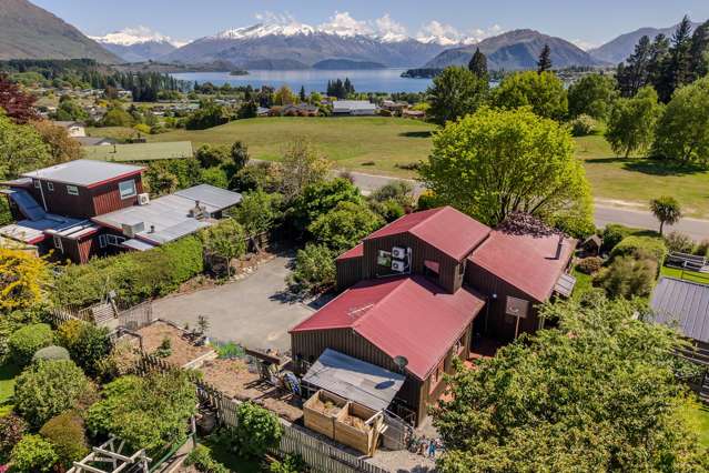 Lake Views, Chalet Charm & Walk to Town