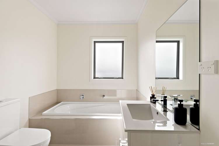 2/7 Vialou Street Hamilton Central_5