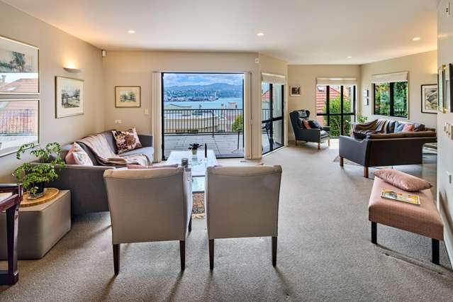 Townhouse with sweeping harbour and garden views