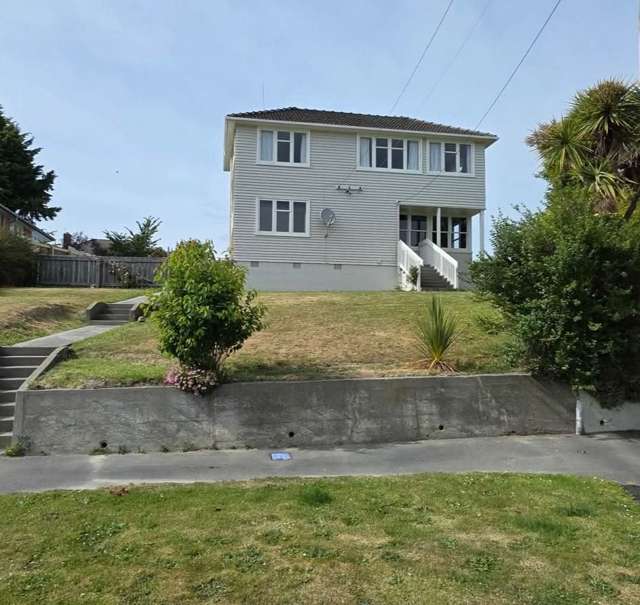 3BR Home in Marchwiel! Lawns included!