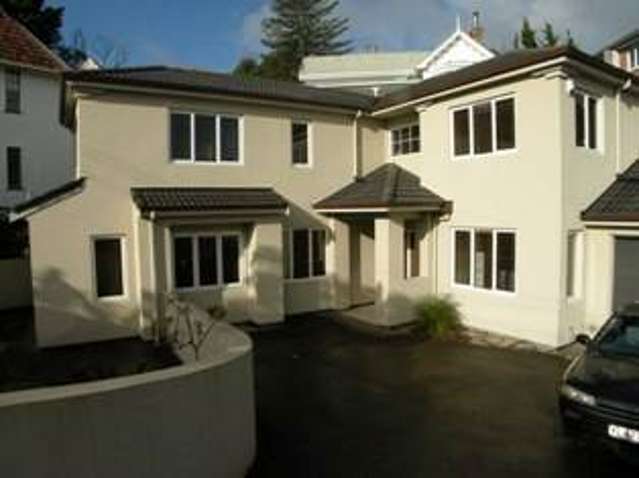 SPACIOUS AND SUNNY TOWNHOUSE IN MT EDEN