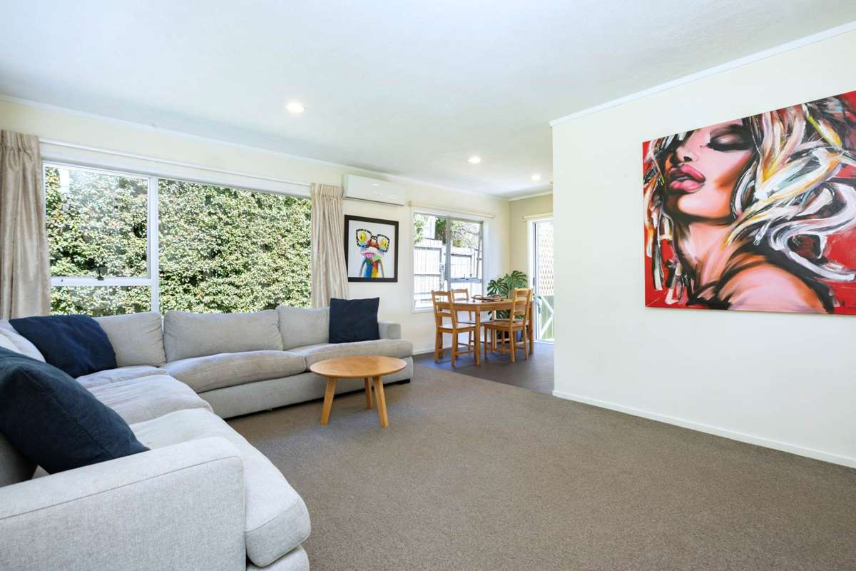 2/11 Longreach Drive_2