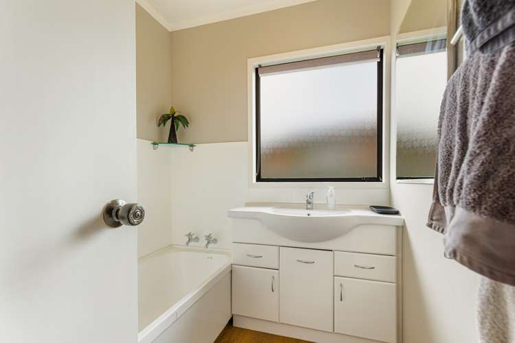 2 Laura Street Kelston_10