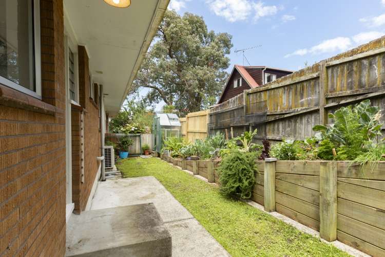 2/57 Fruitvale Road New Lynn_12