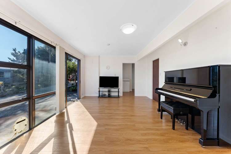 2/48 Mayfair Crescent Mairangi Bay_13